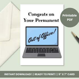 Puede incluir: Una tarjeta de felicitación con el texto "Congrats on Your Permanent" y un gráfico de portátil que muestra "Out of Office!". También se ven un sobre blanco y un bolígrafo. La tarjeta está etiquetada como "PDF imprimible".