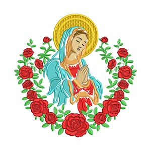 Könnte beinhalten: Gesticktes Bild einer religiösen Figur mit goldenem Heiligenschein, blauem Schleier und rotem Gewand, die Hände zum Gebet gefaltet. Die Figur ist von einem Kranz aus roten Rosen und grünen Blättern umgeben, vor weißem Hintergrund.