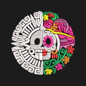 Puede incluir: Diseño circular bordado con una calavera dividida. Una mitad es blanca con patrones de inspiración azteca, la otra mitad es un arreglo floral colorido con acentos rosas, amarillos, naranjas y verdes. Sobre un fondo negro.