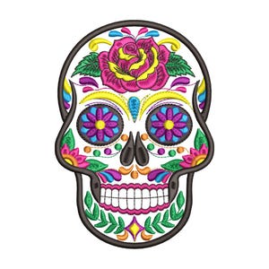 Puede incluir: Diseño de calavera de azúcar bordada con contorno negro. La calavera presenta una rosa rosa, detalles florales morados y azules y una hilera de dientes blancos. El diseño está sobre un fondo blanco.