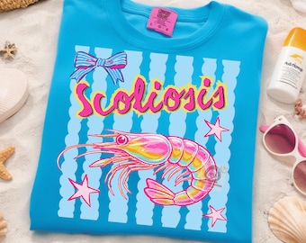 Gamberetti con scoliosi PNG, design di gamberetti a strisce alla moda, fiocco civettuolo costiero PNG, estetica da spiaggia carina, grafica con vibrazioni estive preppy