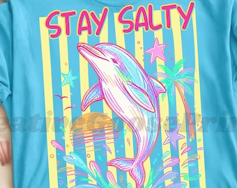 Stay Salty Dolphin PNG, Sublimazione estiva retrò, Delfino a strisce PNG, Delfino preppy, Design per maglietta da spiaggia costiera, Vacanza pastello neon PNG