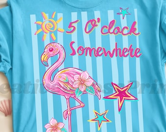 5 O’Clock Somewhere PNG, Grazioso fenicottero a strisce estivo in sublimazione, Maglietta retrò neon per vacanze al mare PNG, Grafica estiva da cowgirl costiera
