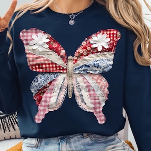 Peut inclure: Ensemble de trois mugs en céramique avec une finition mate et mouchetée. Les tasses sont de couleur crème, gris clair et gris foncé. Chaque mug a un design simple et moderne avec une anse arrondie.