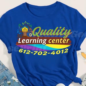 Könnte beinhalten: Königsblaues T-Shirt mit dem Schriftzug "Quality Learning center" in einem farbenfrohen Design. Das Shirt zeigt auch eine Telefonnummer und eine Baumhaus-Grafik. Das Shirt wird mit Jeans und weißen Turnschuhen kombiniert.