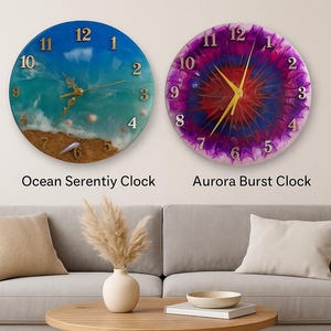 Puede incluir: Dos relojes de pared redondos. Uno presenta un diseño de océano azul con números y manecillas doradas. El otro tiene un patrón de explosión púrpura y rojo con números y manecillas doradas. Los relojes se exhiben en una pared beige.