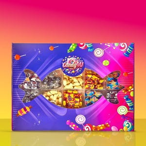 Puede incluir: Una caja de regalo de caramelos con diseño de lazo, en morado y azul. Contiene varios caramelos, incluyendo bombones envueltos, caramelos duros y turrón de cacahuete. El texto "Candy4U" es visible.