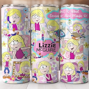 Puede incluir: Un vaso rosa con un diseño de dibujos animados con el nombre "Lizzie McGuire" y varias ilustraciones del personaje. El vaso tiene una tapa plateada y está decorado con flores y la frase "This Is What Dreams Are Made Of."