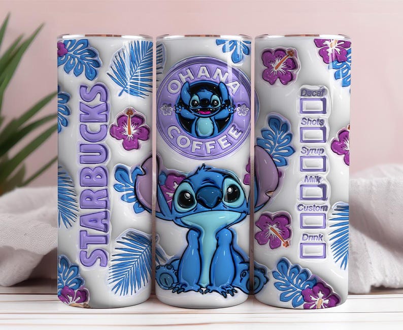 Op de afbeelding: Een witte beker met een blauw stripfiguur, Stitch, en de woorden "OHANA COFFEE" en "STARBUCKS". Het ontwerp bevat blauwe bladeren, paarse hibiscusbloemen en een drankaanpassingstabel.