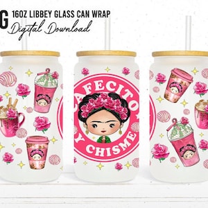 Op de afbeelding: Een set van drie 16oz (ongeveer 473ml) Libbey glazen can wraps met bamboe deksels en rietjes. De wraps hebben een Frida Kahlo ontwerp met de tekst "Cafecito y Chisme", roze rozen, koffiedranken en conchas.