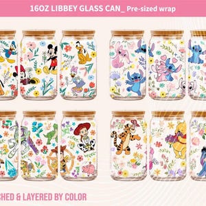 Op de afbeelding: Een verzameling van 16oz Libbey glazen potten met bamboe deksels, versierd met Disney-personages en bloemmotieven. De potten tonen personages als Mickey Mouse, Stitch en Winnie de Poeh, tegen een achtergrond van levendige bloemen. De afbeelding bevat de tekst "16OZ LIBBEY GLASS CAN_ Pre-sized wrap".
