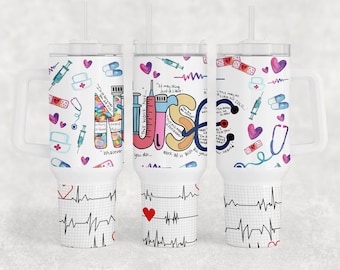 Puede incluir: Taza de viaje blanca con asa, decorada con ilustraciones de temática médica. El diseño incluye jeringas, pastillas, corazones y la palabra "NURSE" con citas inspiradoras. Un patrón de latido cardíaco está en la parte inferior.