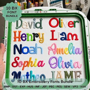 Può includere: Un telaio da ricamo verde contenente tessuto bianco con dieci nomi ricamati in vari caratteri colorati. I nomi includono David, Oliver, Henry, Liam, Noah, Amelia, Sophia, Olivia e Matheo. Il testo recita 10 BX FONT BUNDLE.