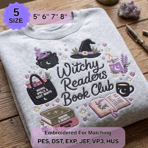 Pode incluir: Uma camisola cinzenta clara de gola redonda com bordados que incluem um chapéu de bruxa preto, uma vela roxa, um caldeirão preto, um saco preto com a inscrição "BOOKS, SPELLS & COZY NIGHTS" e livros intitulados "SHADOWS & SECRETS" e "ENCHANTED TALES".