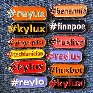 Pode incluir: Um conjunto de 10 pinos de esmalte com fundos coloridos variados e texto preto. Os pinos apresentam hashtags como #reylux, #benarmie, #finnpoe, #huxlive, #gingerpilot, #technician, #kylux, #huxbot e #reylo.