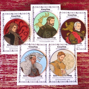 Puede incluir: Conjunto de 5 pines de esmalte con personajes del popular programa de televisi&oacute;n Game of Thrones. Cada pin presenta un personaje diferente y su sello de casa. Los pines son redondos y tienen un acabado dorado. Los pines son perfectos para los fan&aacute;ticos del programa.