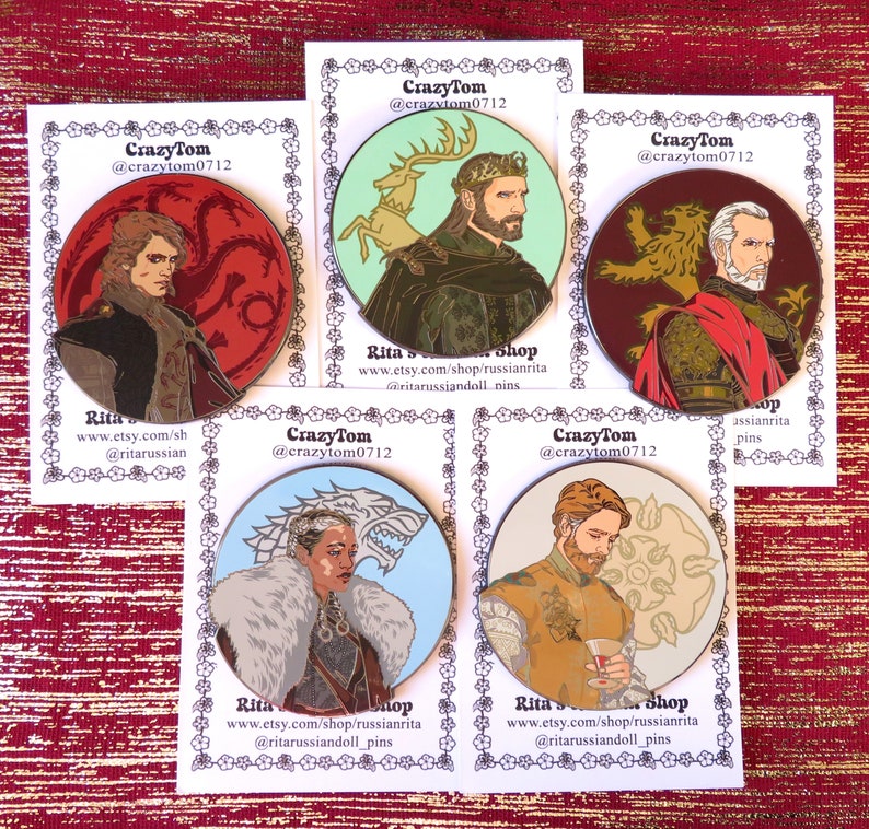 Puede incluir: Conjunto de 5 pines de esmalte con personajes del popular programa de televisi&oacute;n Game of Thrones. Cada pin presenta un personaje diferente y su sello de casa. Los pines son redondos y tienen un acabado dorado. Los pines son perfectos para los fan&aacute;ticos del programa.
