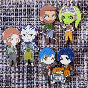Könnte beinhalten: Ein Set mit zehn Emaille-Pins mit Charakteren aus dem Star Wars-Universum. Die Pins sind bunt und zeigen eine Vielzahl von Charakteren, darunter einen Menschen, eine katzenartige Kreatur, einen Droiden und einen Roboter.