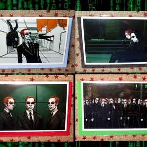 Puede incluir: Cuatro tarjetas de felicitación con una ilustración en blanco y negro de un hombre con traje. El hombre lleva gafas de sol y tiene el pelo rojo. Las tarjetas están sobre un fondo rojo, azul, verde y marrón.