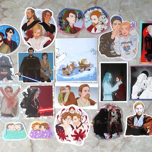 Puede incluir: Una colección de pegatinas con varios personajes y diseños, incluyendo una figura oscura con una espada láser, una pareja en un abrazo romántico y un grupo de personas en un paisaje nevado. Las pegatinas están impresas en papel brillante y tienen una paleta de colores vibrante.