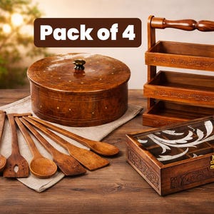 Könnte beinhalten: Eine Sammlung von Küchenutensilien aus Holz, darunter ein runder Behälter mit Deckel, ein mehrstöckiges Gewürzregal, eine dekorative Box und ein Set aus Holzlöffeln und -spateln. Die Artikel sind aus warmfarbigem Holz gefertigt.