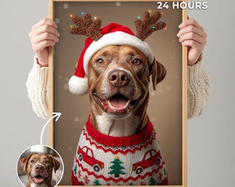 Könnte beinhalten: Gerahmtes, individuelles Weihnachts-Haustierporträt mit einem lächelnden braunen Hund, der einen Weihnachtsmannhut, Rentiergeweih und einen rot-weiß gestreiften Pullover mit Auto- und Baummotiven trägt. Der Text "READY IN 24 HOURS" ist sichtbar. Der Rahmenboden lautet "CUSTOM CHRISTMAS PET PORTRAIT".