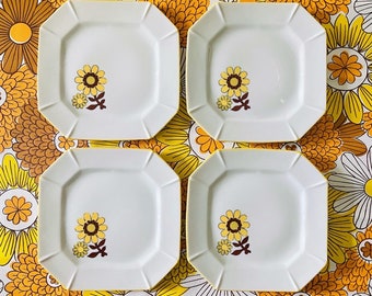 70s Floral Dessert/ Salad Plates / Set of 4 / Daisy Kitchenware / 70s Decor / Ceramics Dinnerware Set