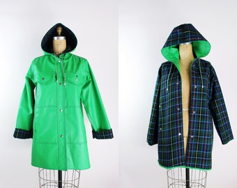 70s Kelly Green Vinyl Hooded Raincoat / Plaid trim / Vintage Reversible Plaid Raincoat / Size S/M