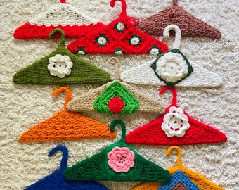 70s Crocheted Clothes Hangers / Set of 11 / 70s decor / crochet hangers / 1970s / boho