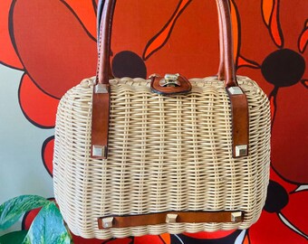 60s Wicker Handbag  / 60s Purse / Vintage Straw Handbag Purse / Leather handles / Vintage Wicker Straw Bag / 70s purse/ Free Shipping