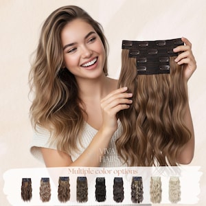 Puede incluir: Una mujer sostiene un conjunto de extensiones de cabello ondulado con clip, en un tono marrón claro. Las extensiones tienen múltiples clips para una fácil fijación. Debajo, se muestra una selección de opciones de color, incluyendo tonos de marrón, negro y rubio. El texto "VIVA HAIR" y "Multiple color options" son visibles.