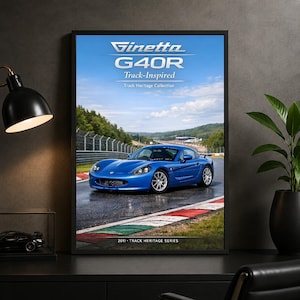 Op de afbeelding: Een ingelijste poster met een blauwe Ginetta G40R sportwagen op een nat circuit. De tekst luidt Ginetta G40R Track-Inspired Track Heritage Collection en 2011 Track Heritage Series. De auto staat op het asfalt met een groen landschap op de achtergrond.