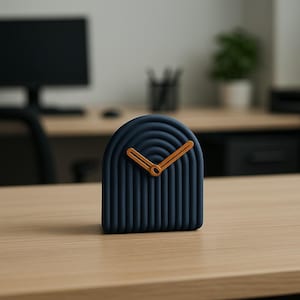 Peut inclure: Une horloge de bureau bleu marine avec un design en arc. L'horloge présente des arcs concentriques et des lignes verticales, avec des aiguilles de couleur beige. L'horloge est un objet décoratif pour un bureau ou une étagère.