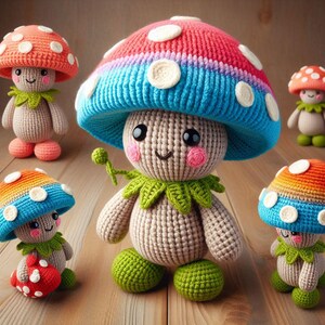 Może przedstawiać: Kolekcja szydełkowych figurek grzybów. Grzyby mają kolorowe kapelusze w odcieniach czerwieni, niebieskiego i pomarańczowego, z białymi kropkami. Mają uśmiechnięte twarze, zielone liściaste kołnierze i zielone stopy. Figurki są ułożone na drewnianej powierzchni.