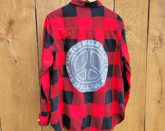 Camisa de franela reciclada con el símbolo de la paz – Estampado de cuadros rojos estilo búfalo – Pieza única