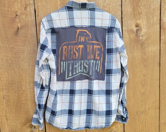 Camisa de franela reciclada – Estampado “In Rust We Trust”, estilo rústico del oeste