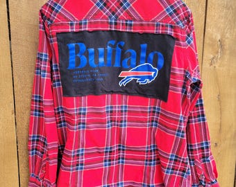 Camisa de franela reciclada de fútbol americano de los Buffaloes – Cuadros rojos y azules para el día del partido – Única en su clase