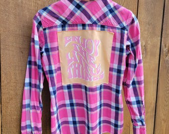 Camisa de franela a cuadros rosa reciclada / Panel trasero con la frase "Disfruta de las pequeñas cosas"