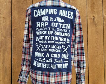 Camisa de franela reciclada para acampar – Espalda con estampado “Reglas de acampada”, estilo rústico a cuadros con botones