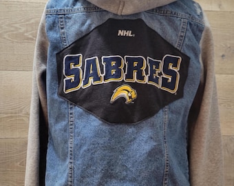 Chaqueta vaquera reciclada de los Buffalo Sabres / Sudadera con capucha desgastada, estilo urbano para el día del partido.
