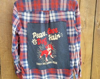 Camisa de franela reciclada – Estampado de pelo de perro "Paz, Amor" – Regalo para amantes de los perros rescatados
