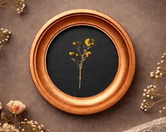 Geperste gele bloem in een rond frame Bronskleur, botanisch wandkleed, minimalistische inrichting, cottagecore