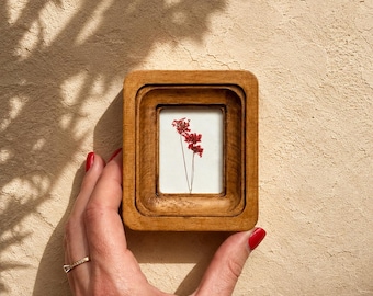 Miniatuur botanische kunst 2 x 2,5 inch met gedroogde bloemen, handgemaakte houten lijst eikenkleur