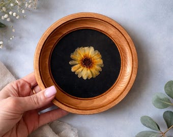 Herbarium in een rond houten frame van 4 x 4 inch, geperste gele bloem, botanisch decor, gedroogde bloemen, cottagecore