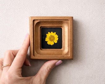 Mini cornice con fiori pressati, decorazione botanica placcata oro, piccola opera d'arte da parete (5 x 5 cm)