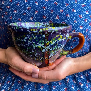 Taza grande de cerámica hecha a mano, color morado, con motivos naturales, de 17 oz. Ideal como regalo de Navidad.