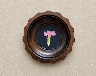 Mini cornice rotonda in legno 2x2" con garofani veri pressati, decorazione botanica da parete, erbario fatto a mano