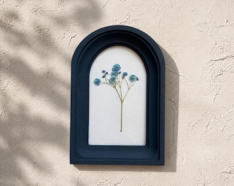 Gebogen blauwe lijst met geperste bloemen - Prachtige botanische muurkunst, muurdecoratie, herbarium