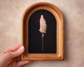 Realizzato a mano: Lagurus Ovatus pressato in una cornice arcuata color oro da 4x6 pollici, opera d'arte botanica da parete.