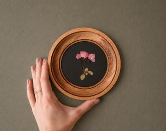 Rosas prensadas en un marco redondo de madera color roble / Arte botánico para pared / Flores secas naturales